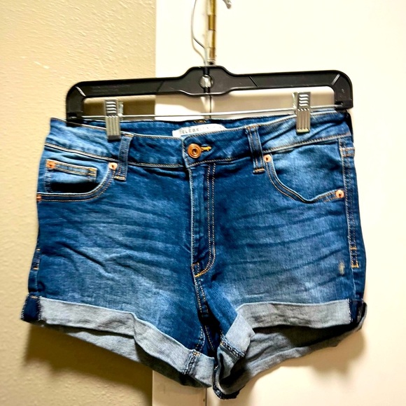 EUC ✅ Celebrity Pink. Be SUMMER ☀️🏝️ READY in these comfy denim shorts  SZ 7/28 - Picture 4 of 5